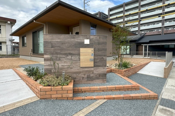 スロープ,アプローチ,レンガ,木目調,ファサード